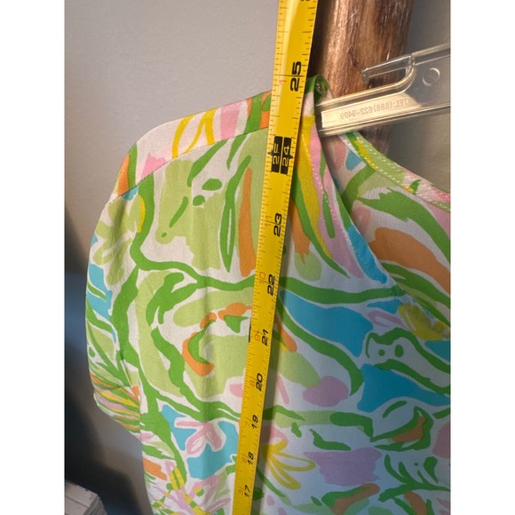 Lilly Pulitzer blouse in the "Elephant Ear" print "Guava" colorway 100% silk M - Picture 7 of 9